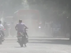 बिजनौर: डीएम आवास के पास AQI 158, टूटी सड़कों पर मिट्टी से धूल परेशान