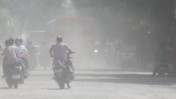 बिजनौर: डीएम आवास के पास AQI 158, टूटी सड़कों पर मिट्टी से धूल परेशान