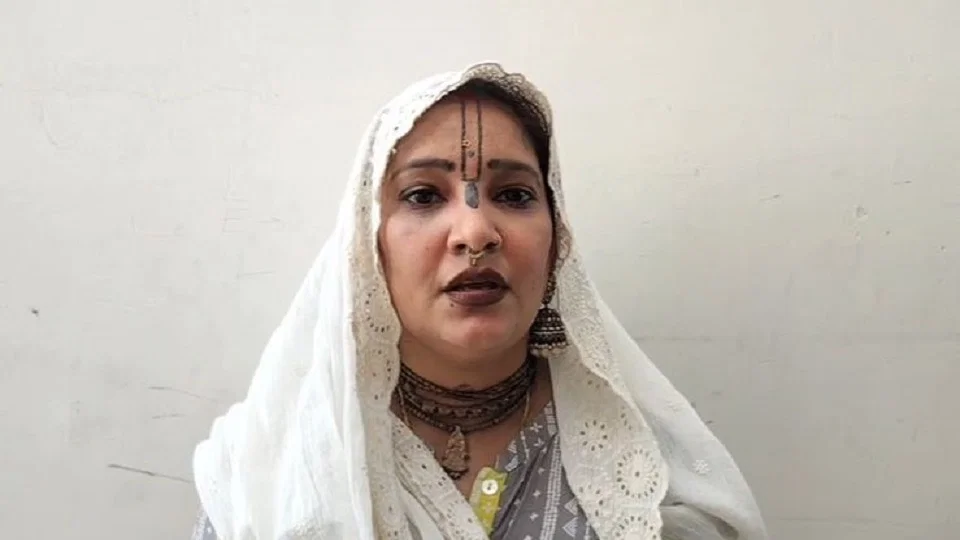 मथुरा: साध्वी इंदुलेखा को आश्रम पर खींचतान और जान से मारने की धमकी
