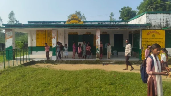 लखीमपुर खीरी: दो दर्जन से अधिक परिषदीय स्कूलों में शिक्षक देर से पहुंचे, बच्चे इंतजार में रहे