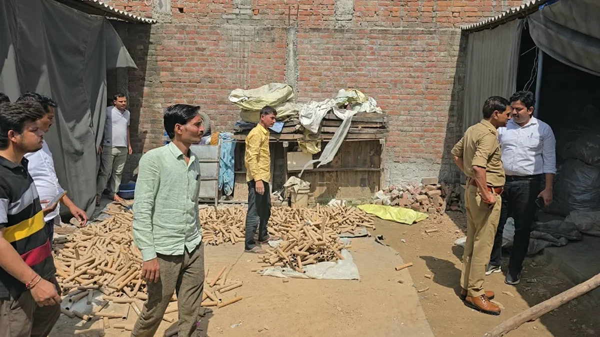 हमीरपुर: जलालपुर मार्ग पर पटाखा गोदाम में बारूद सुखाते समय आग, छह मजदूर सकुशल