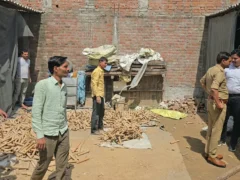 हमीरपुर: जलालपुर मार्ग पर पटाखा गोदाम में बारूद सुखाते समय आग, छह मजदूर सकुशल