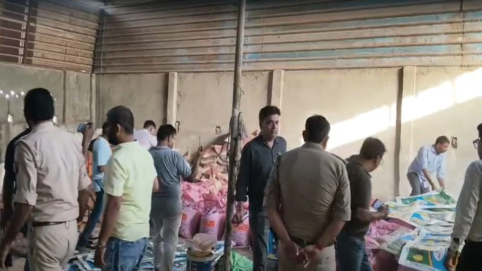 हापुड़: रामपुर रोड पर नकली खाद फैक्टरी पर छापा, 110 कट्टे बरामद