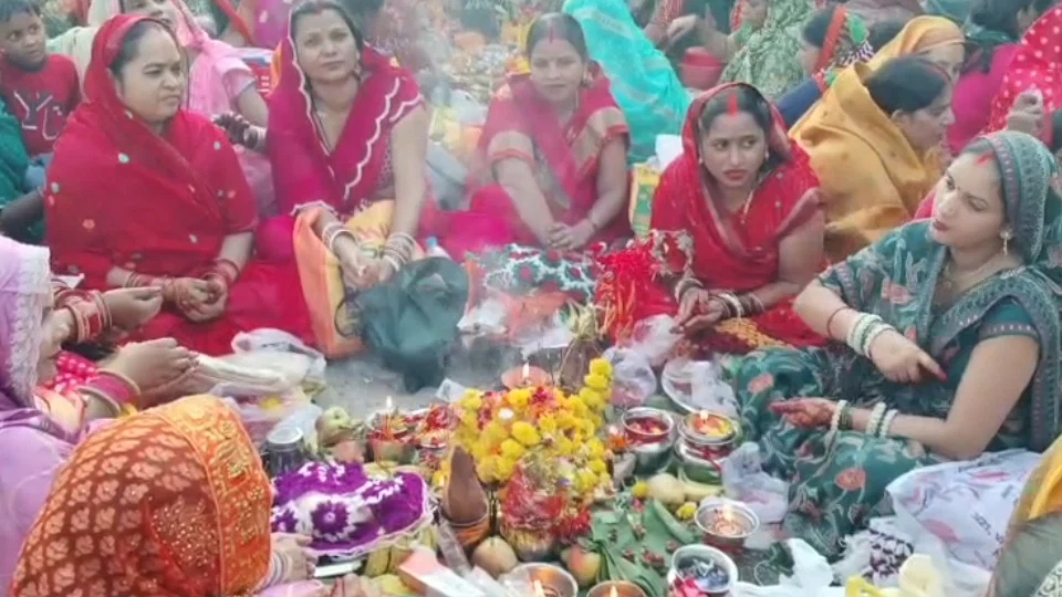 कानपुर नगर: माताओं ने संतान की लंबी आयु के लिए जितिया व्रत रखा, पूजा सीटीआई शनि मंदिर में
