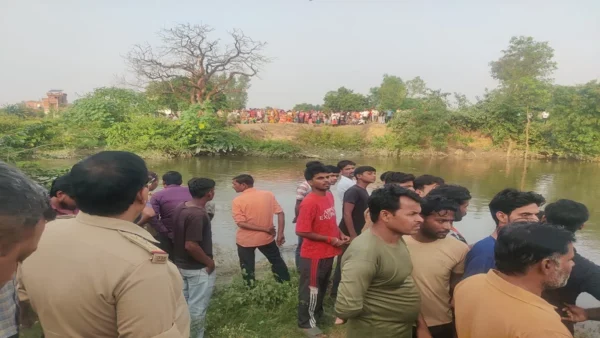 बरेली: नकटिया नदी में बाइक के साथ गिरे तीन युवक, एक की डूबकर मौत