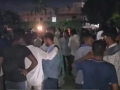 मथुरा: मसानी रोड पर ‘होटल विंस्टन’ की दीवार गिरने से एक मजदूर की मौत, 5 घंटे रेस्क्यू