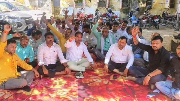 अमेठी: लेखपालों ने आठ सूत्री मांगों पर धरना, 22 सितंबर से अतिरिक्त हलका बहिष्कार