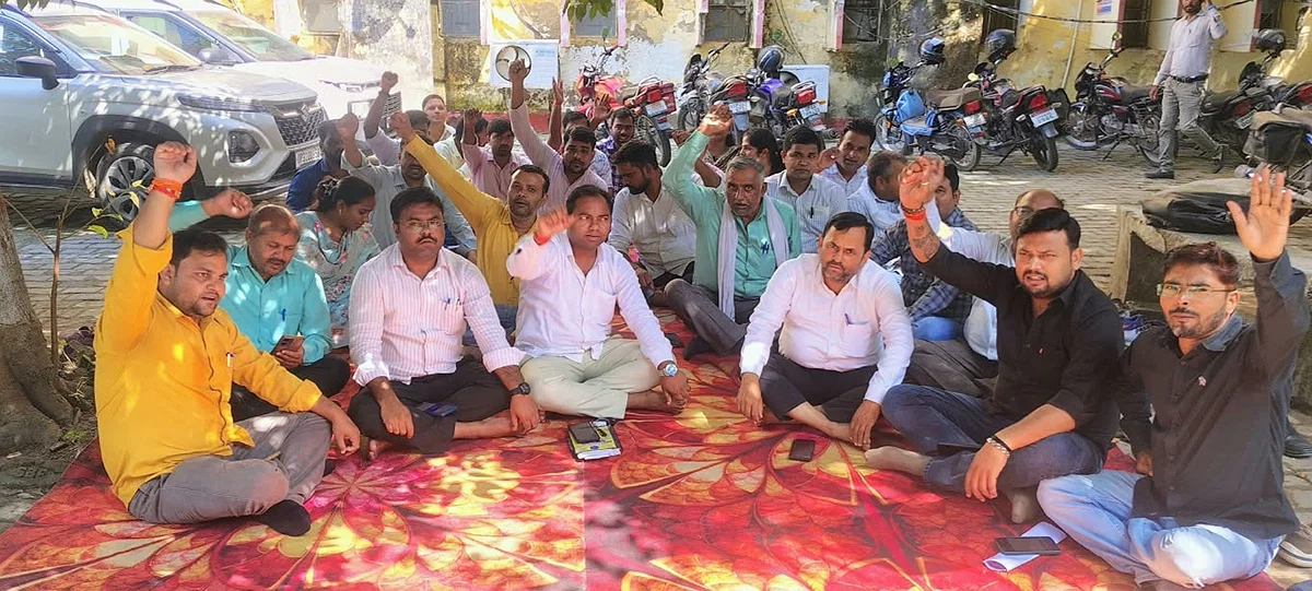 अमेठी: लेखपालों ने आठ सूत्री मांगों पर धरना, 22 सितंबर से अतिरिक्त हलका बहिष्कार