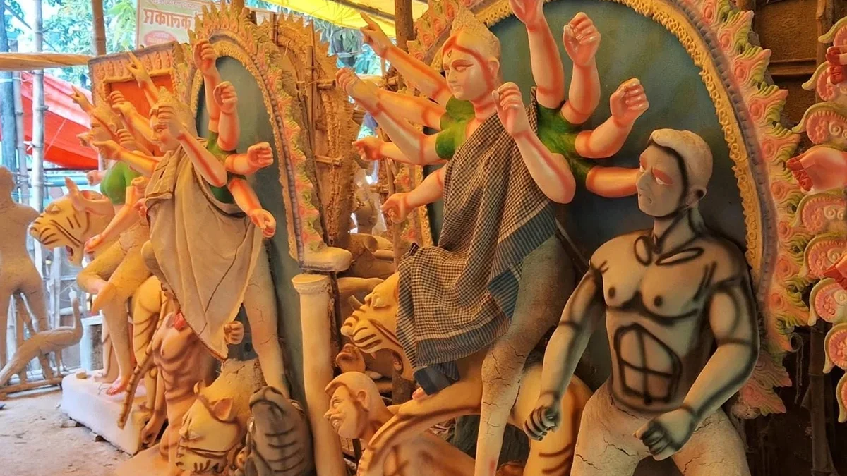 अम्बेडकर नगर जलालपुर: 439 दुर्गा प्रतिमाओं के लिए मूर्तिकार अंतिम रंगाई में