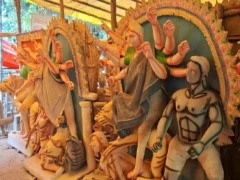 अम्बेडकर नगर जलालपुर: 439 दुर्गा प्रतिमाओं के लिए मूर्तिकार अंतिम रंगाई में