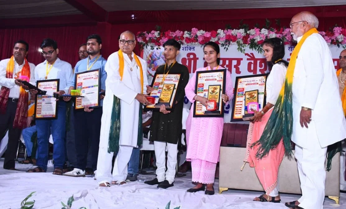 उन्नाव बांगरमऊ: गांधी जयंती पर 80 मेधावियों का प्रमाणपत्र व मोमेंटो से सम्मान