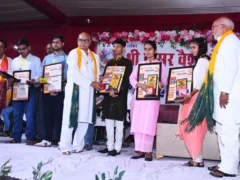 उन्नाव बांगरमऊ: गांधी जयंती पर 80 मेधावियों का प्रमाणपत्र व मोमेंटो से सम्मान