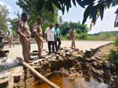 उन्नाव: बंद नाले से जलभराव, पुलिस निगरानी में जेसीबी से सफाई शुरू