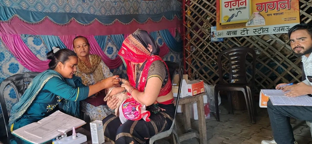कासगंज सिढ़पुरा: पीएचसी में जलभराव, ओपीडी सड़क किनारे 6 दिन से संचालित