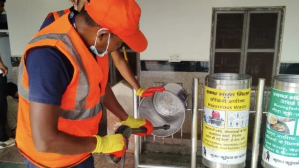 कासगंज: स्टेशन पर तीन दिवसीय विशेष सफाई अभियान, प्लेटफॉर्म से पार्किंग तक सफाई