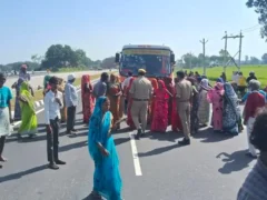 कौशाम्बी: 22 वर्षीय राजू की मौत पर परिजन ने हाईवे पर शव रखकर किया जाम
