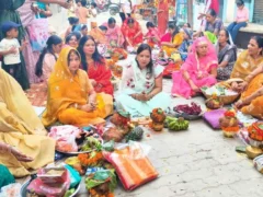 चंदौली: संतान की दीर्घायु के लिए महिलाओं ने रखा निर्जला जिउतिया व्रत
