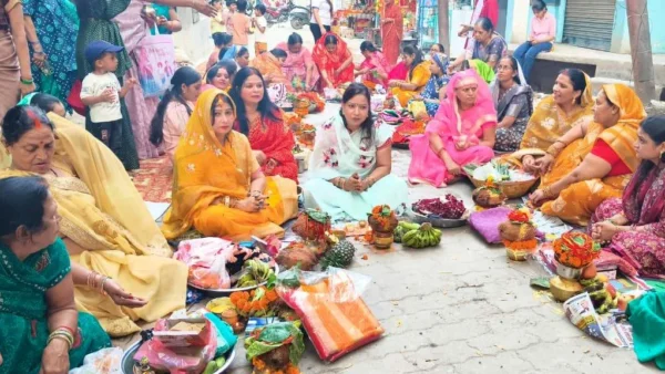 चंदौली: संतान की दीर्घायु के लिए महिलाओं ने रखा निर्जला जिउतिया व्रत