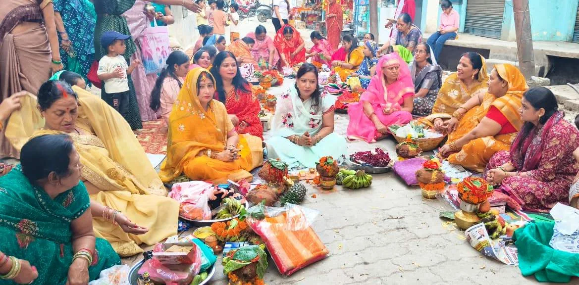चंदौली: संतान की दीर्घायु के लिए महिलाओं ने रखा निर्जला जिउतिया व्रत