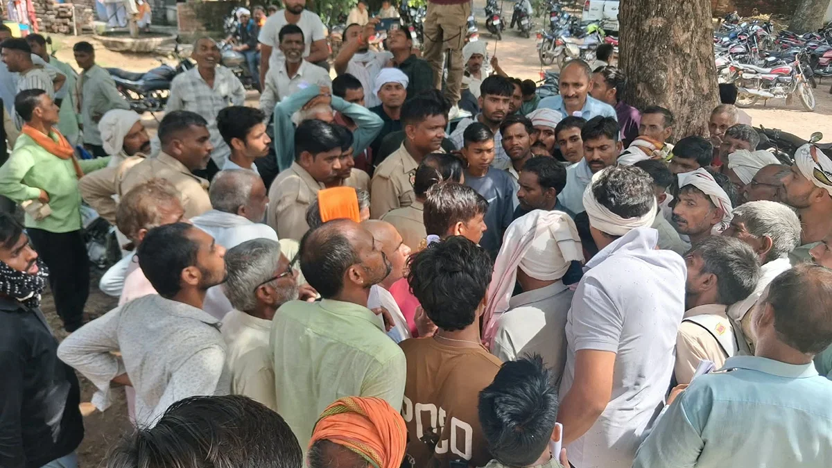 जालौन: महेवा में 500 बोरी डीएपी आई, 300 बोरी ही मिली किसानों को