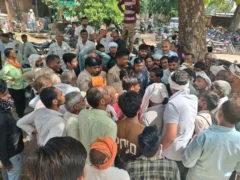 जालौन: महेवा में 500 बोरी डीएपी आई, 300 बोरी ही मिली किसानों को