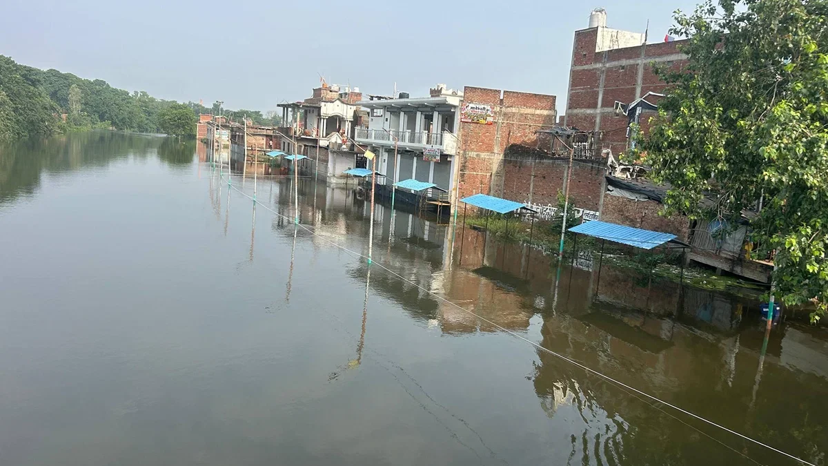 देवरिया रुद्रपुर: गोर्रा नदी खतरे के निशान से 10 सेमी ऊपर, कॉलोनियां बाढ़ प्रभावित