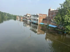 देवरिया रुद्रपुर: गोर्रा नदी खतरे के निशान से 10 सेमी ऊपर, कॉलोनियां बाढ़ प्रभावित