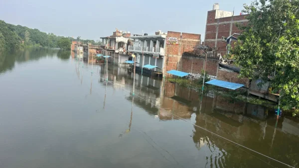 देवरिया रुद्रपुर: गोर्रा नदी खतरे के निशान से 10 सेमी ऊपर, कॉलोनियां बाढ़ प्रभावित