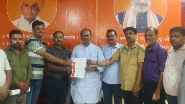 प्रतापगढ़: यूपीआई पर एमडीआर सीमा बढ़ाने की मांग, विधायक को दिया ज्ञापन