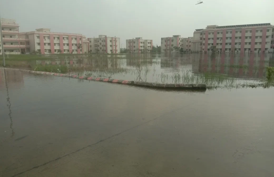 बस्ती: जलभराव से अटल आवासीय विद्यालय के छोटे बच्चे 10 दिन के लिए घर भेजे गए