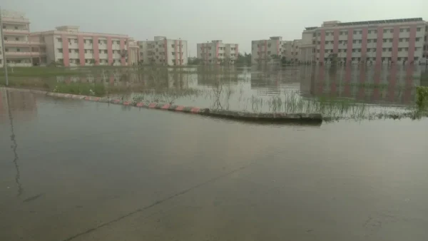 बस्ती: जलभराव से अटल आवासीय विद्यालय के छोटे बच्चे 10 दिन के लिए घर भेजे गए