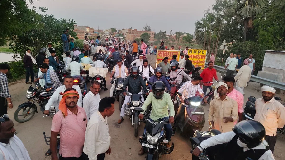 संत कबीर नगर: पुल बंद से ग्रामीणों को 30 किलोमीटर का चक्कर, प्रदर्शन