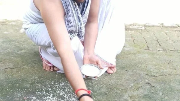 अमेठी: पितृपक्ष के तर्पण के बाद ब्राह्मणों को भोजन कराया, चींटियों को आटा खिलाया