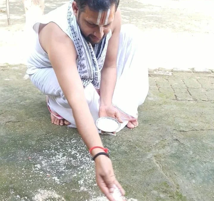 अमेठी: पितृपक्ष के तर्पण के बाद ब्राह्मणों को भोजन कराया, चींटियों को आटा खिलाया