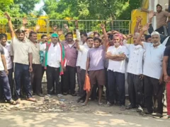 आगरा: अछनेरा में रात को 92 कट्टों के साथ दो ट्रैक्टर-ट्रॉली पकड़ीं