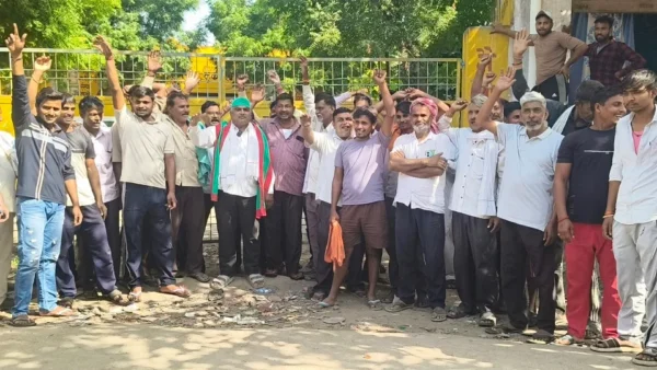 आगरा: अछनेरा में रात को 92 कट्टों के साथ दो ट्रैक्टर-ट्रॉली पकड़ीं