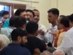 आजमगढ़: बीजेपी कार्यालय बैठक में दो वरिष्ठ नेताओं के बीच हाथापाई, वीडियो वायरल