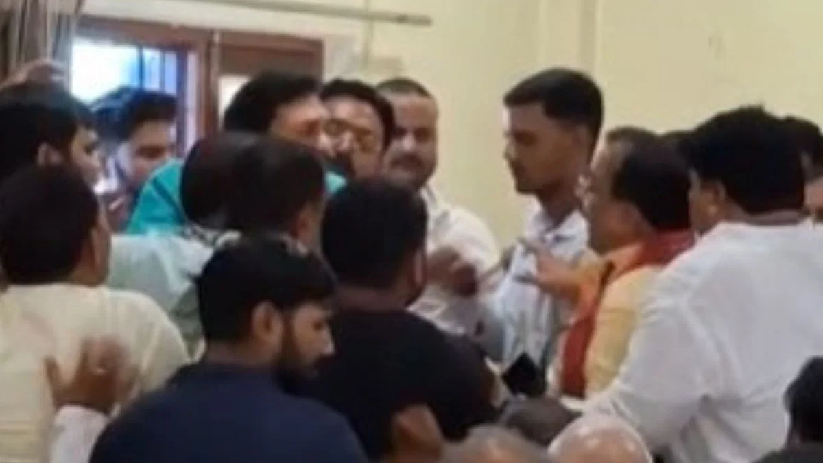 आजमगढ़: बीजेपी कार्यालय बैठक में दो वरिष्ठ नेताओं के बीच हाथापाई, वीडियो वायरल