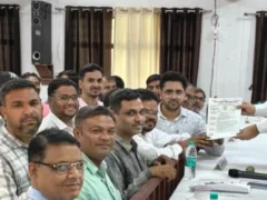 कासगंज: लेखपालों ने लंबित मांगों पर तहसील में धरना, 32 ने पटियाली में बस्ता जमा किया