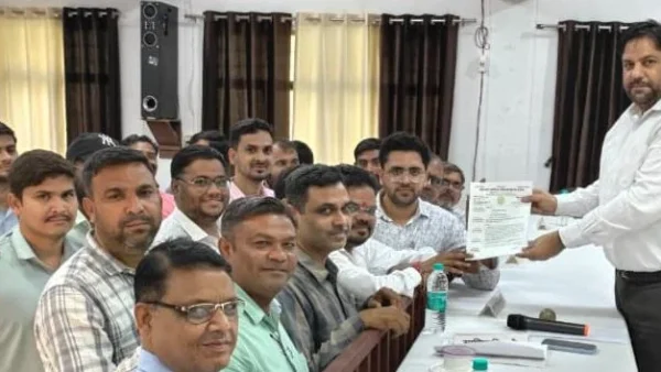 कासगंज: लेखपालों ने लंबित मांगों पर तहसील में धरना, 32 ने पटियाली में बस्ता जमा किया