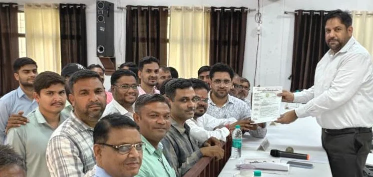 कासगंज: लेखपालों ने लंबित मांगों पर तहसील में धरना, 32 ने पटियाली में बस्ता जमा किया