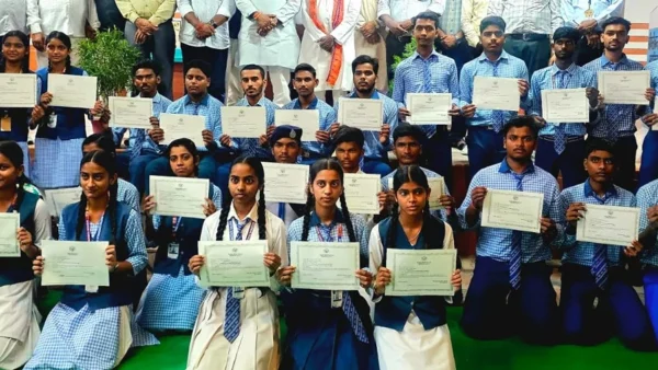 कुशीनगर: पपड़रौना में छात्रों के खाते में छात्रवृत्ति भेजी, प्रमाणपत्र वितरित