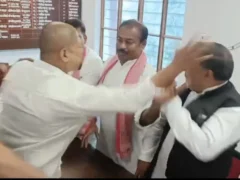 गोरखपुर: थप्पड़ कांड के बाद अखिलेश ने पूरी जिला-महानगर इकाई भंग की