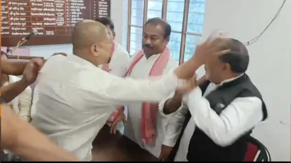 गोरखपुर: थप्पड़ कांड के बाद अखिलेश ने पूरी जिला-महानगर इकाई भंग की