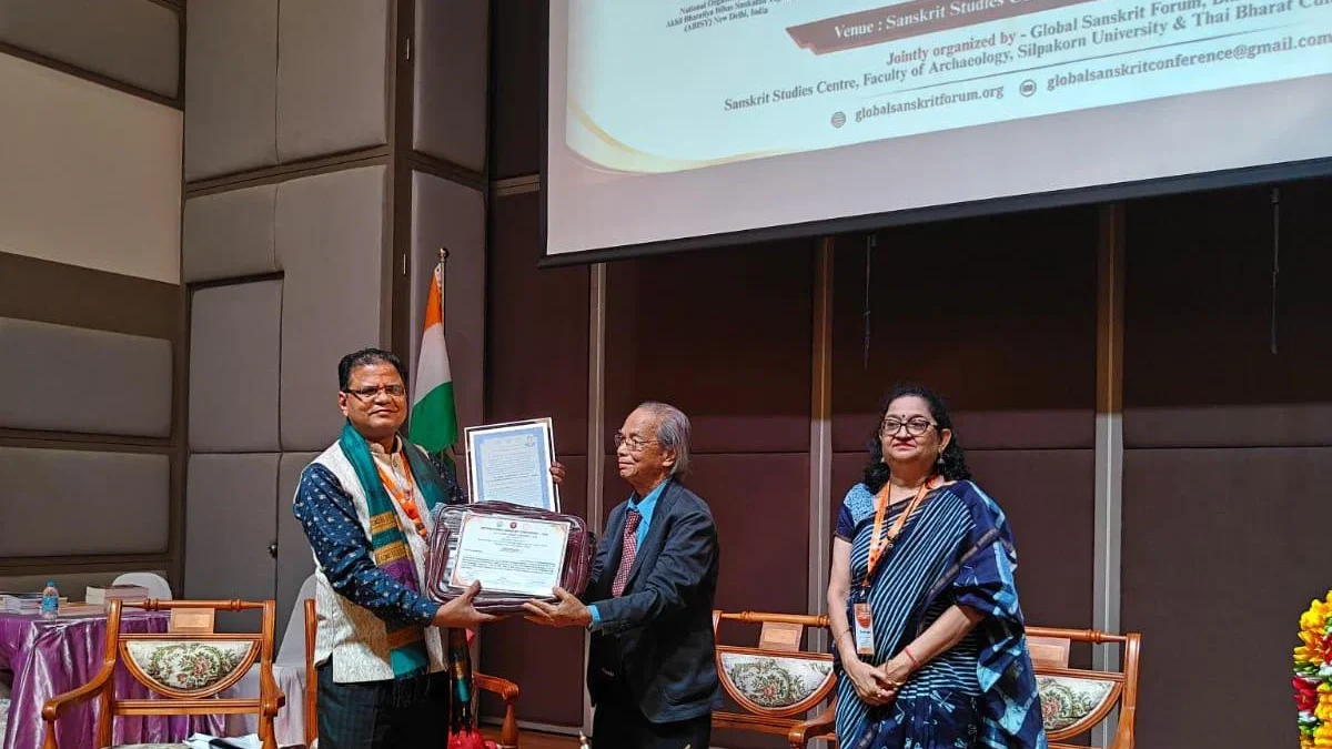 चित्रकूट अतर्रा: डॉ. तरुण को ‘अंतरराष्ट्रीय संस्कृत रत्न’ से सम्मानित
