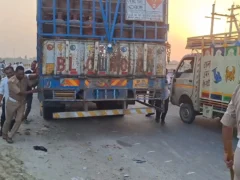 फर्रुखाबाद: पांचाल घाट पुल पर ट्रक खराब, 3 घंटे में 3 किमी जाम