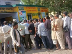 महोबा: बीपैक्स समिति पर घंटों कतार, 400 में से 150 किसानों को ही खाद मिली
