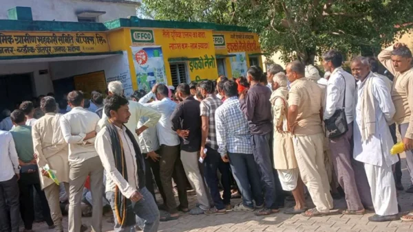 महोबा: बीपैक्स समिति पर घंटों कतार, 400 में से 150 किसानों को ही खाद मिली