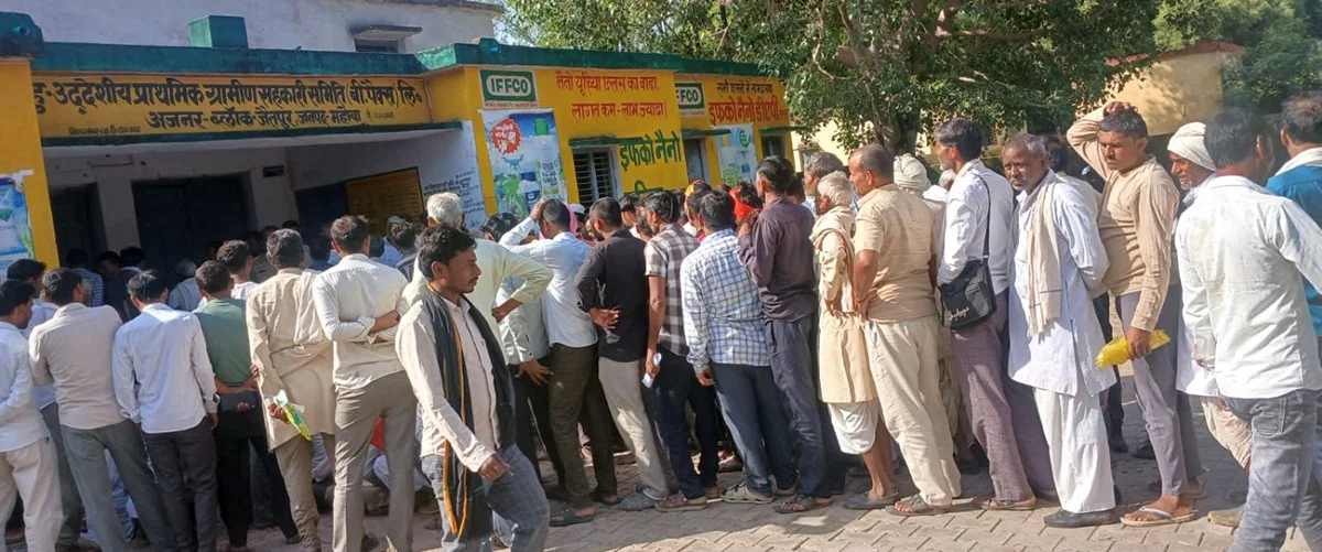 महोबा: बीपैक्स समिति पर घंटों कतार, 400 में से 150 किसानों को ही खाद मिली