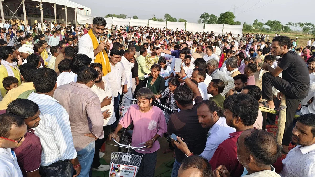 मेरठ: अतुल प्रधान ने लगभग 1,000 छात्राओं को साइकिल बांटी, भाजपा पर तंज